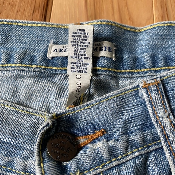 A&F Distressed Light Wash Denim Jean Shorts - Picture 3 of 8